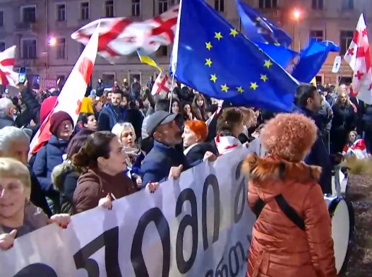 აქციის მონაწილეებმა მთავრობის ადმინისტრაციასთან გადაინაცვლეს