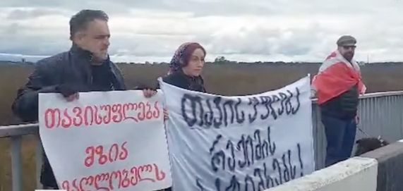 Journalists rally on Batumi-Tbilisi highway demanding release of arrested media manager