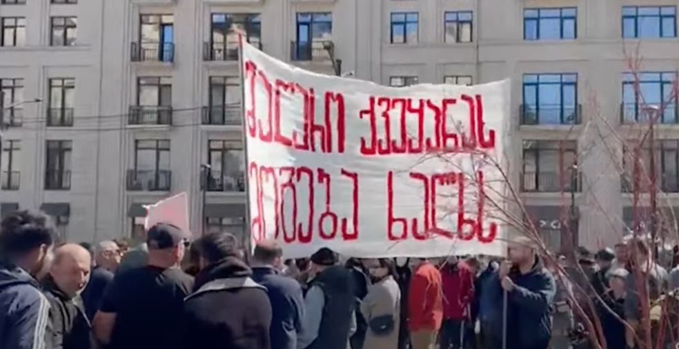 Miners from Chiatura rally at Gov’t’s Tbilisi office, demanding action on wages, mine management