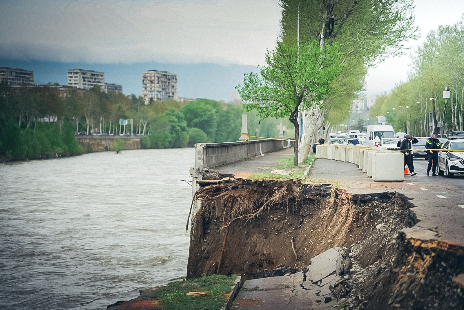 Damaged embankment collapses in Tbilisi, restoration work underway
