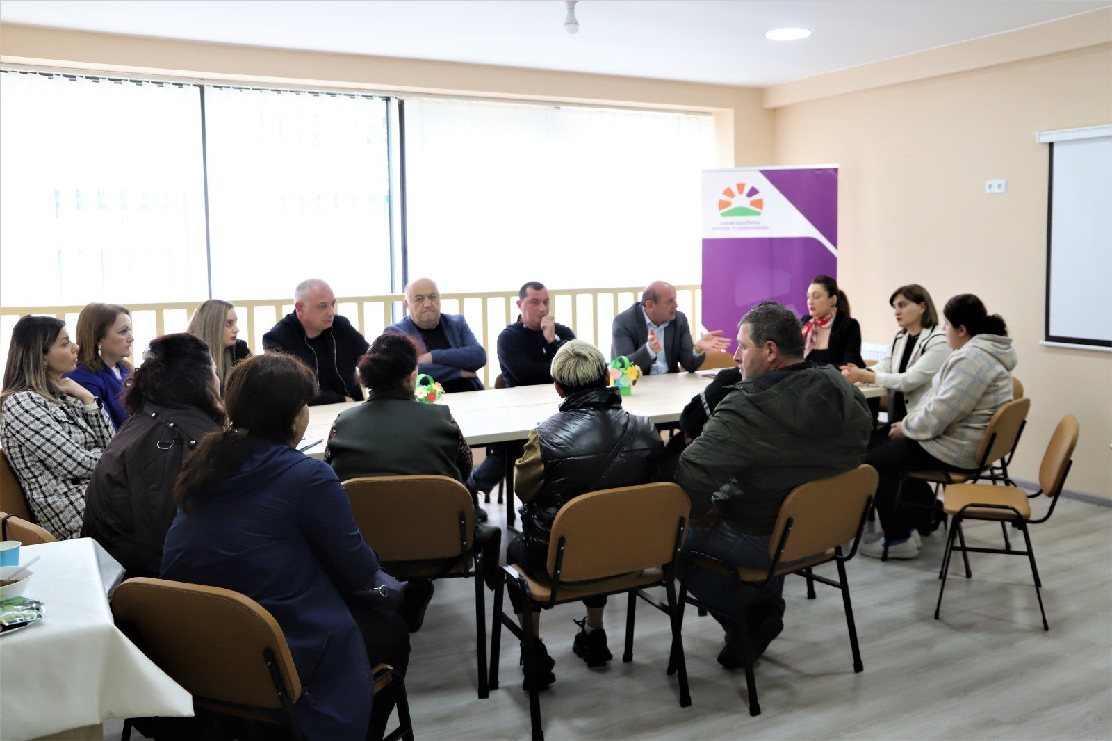 მანუჩარ რობაქიძე “აუტისტური სპექტრის მქონე ბავშვთა სარეაბილიტაციო პროგრამაში“ ჩართულ პედაგოგებს და ბენეფიციართა მშობლებს შეხვდა