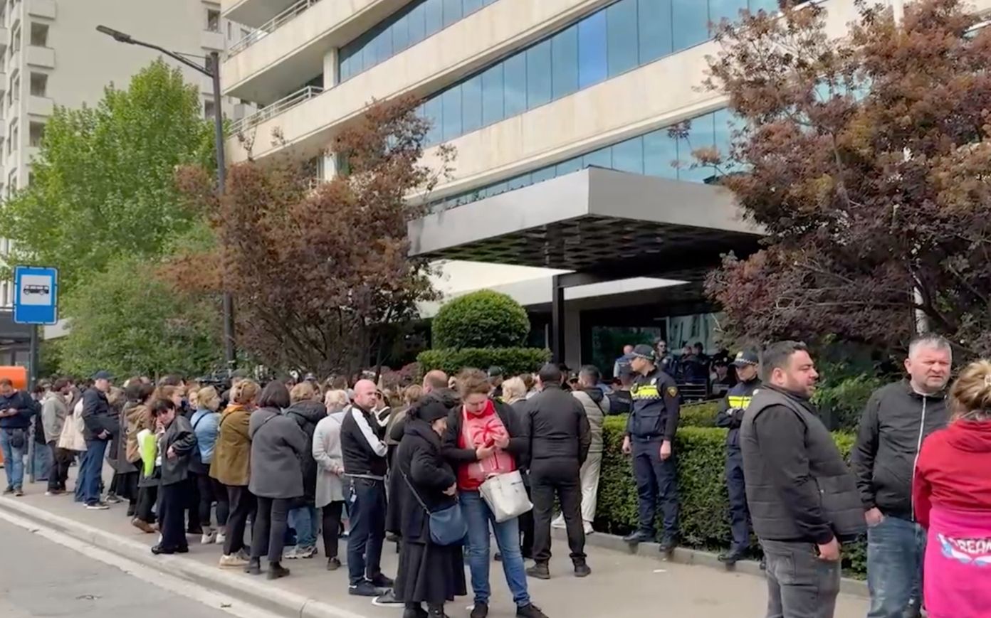 ხანძრის შედეგად დაზარალებულებმა თბილისის მერიასთან გადაინაცვლეს